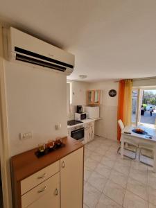 una cocina con una mesa y una encimera en Sunset Apartment Petra, en Zadar