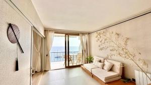Una sala de estar con un sofá y vista al mar. en Unparalleled sea view, en Tossa de Mar 37 fotos más