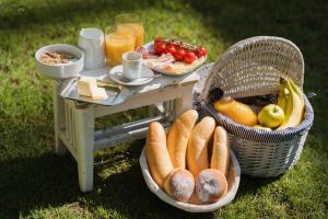 a picnic table with a basket of bread and fruit at Stodola Humno 11 in Těšetice