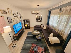 TV a/nebo společenská místnost v ubytování The Perfect Retreat Aprt in Degla