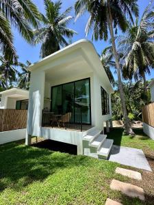 a house on the beach with palm trees at Eterno Villas in Salad Beach +39 photos