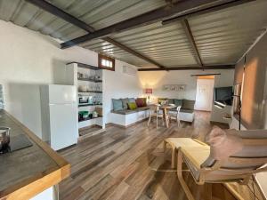 a kitchen and living room with a table and chairs at La Tierrua home in Tefía