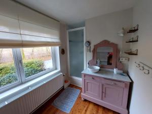 ein Badezimmer mit Waschbecken und Spiegel in der Unterkunft La maison du lac in Cul-des-Sarts + 27 Fotos