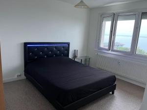 Ένα ή περισσότερα κρεβάτια σε δωμάτιο στο Appartement avec vue lac