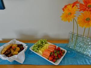 Una mesa con dos bandejas de frutas y verduras. en Atholl Guest House, en Johannesburgo