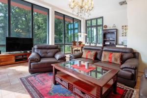 a living room with a couch and a coffee table at Traumschlößchen 100 m vom Strand in Heringsdorf