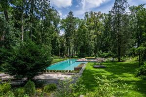 una piscina in un cortile alberato di Zámek Ratměřice - Hotel & Resort a Ratměřice