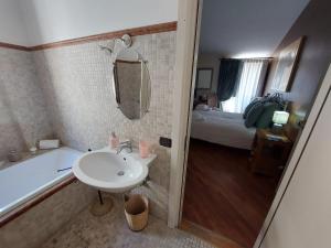 A bathroom at B&B Il Grifone Még 37 kép