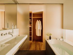 Kúpeľňa v ubytovaní Rote Wand Gourmet Hotel, a Member of Design Hotels