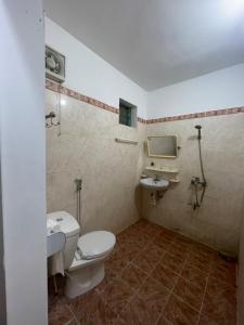 ein Badezimmer mit Toilette und Waschbecken in der Unterkunft Loop Top Đồng Văn Homestay in Dồng Văn