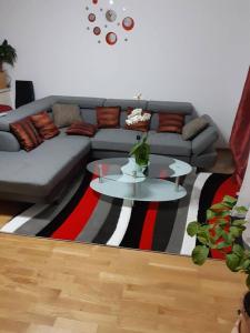 een woonkamer met een bank en een tafel bij VDK Apartament Swiss Village in Sibiu