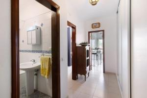 アルマカオ・デ・ペラにあるApartamento De La Praia - Armaçãoの洗面台と鏡のあるバスルーム +15枚の写真