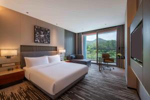 Postel nebo postele na pokoji v ubytování Dongguan Marriott Hotel