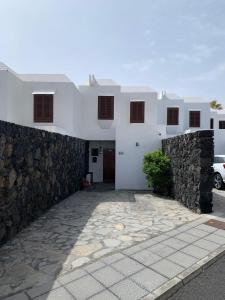 Casa blanca con pared de piedra y entrada en Mirador de Las Salinas, en Los Cancajos 43 fotos más