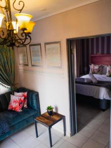 Rúm í herbergi á Plein On Suid Guesthouse +37 myndir