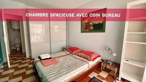 - une chambre avec un lit à baldaquin rose dans l'établissement IDEAL Plein Centre - 65m2- Piscine et Garage, à Perpignan