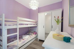 Un dormitorio infantil con paredes moradas y literas. en Apto Jardin del Sol Beach, en Puerto de Santiago 20 fotos más