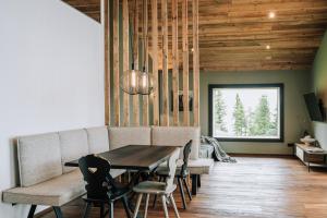 Posezení v ubytování Almchalet - Luxus am Fuße der Koralpe