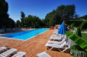 camping nature le Valenty mobil-home-Dordogne panoramique clim piscine内部或周边的泳池