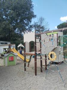 camping nature le Valenty mobil-home-Dordogne panoramique clim piscine的儿童游玩区