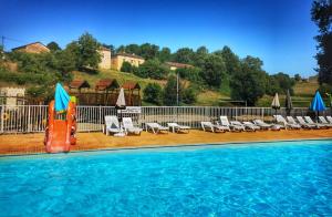 camping nature le Valenty mobil-home-Dordogne panoramique clim piscine内部或周边的泳池