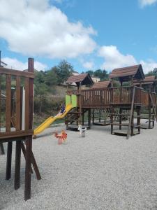 camping nature le Valenty mobil-home-Dordogne panoramique clim piscine的儿童游玩区