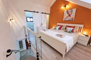 En eller flere senge i et værelse på Orange - Parque Santiago II + 31 billeder