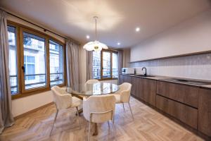 a kitchen with a table and chairs in a room at Apartamento Turístico Royal, by CartagenaSpain in Cartagena