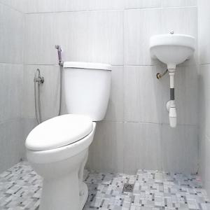 Ένα μπάνιο στο De Sidomulyo Guest House Syariah RedPartner +33 φωτογραφίες