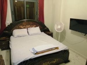 - une chambre avec un lit doté d'une grande tête de lit dans l'établissement Appartement pour famille, à Agadir