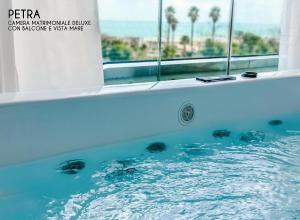 Bazén v ubytování Amamare Luxury Room nebo v jeho okolí
