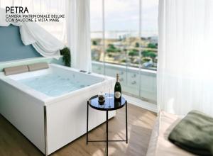 Postel nebo postele na pokoji v ubytování Amamare Luxury Room