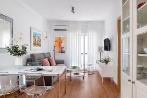 un soggiorno con un divano e un tavolo di San Isidoro Cathedral Suite by Valcambre a Siviglia