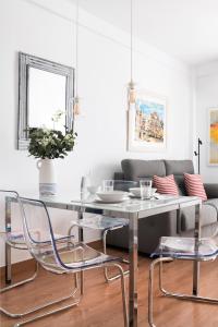 una sala da pranzo con tavolo e sedie in vetro di San Isidoro Cathedral Suite by Valcambre a Siviglia