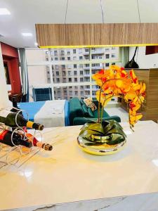 a vase with flowers on top of a table at Aconchego em sampa in Sao Paulo