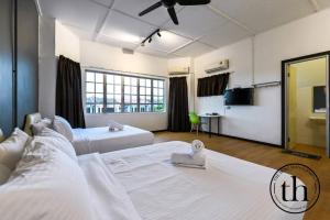 Ένα ή περισσότερα κρεβάτια σε δωμάτιο στο Warm House Alor Akar Linked House 6BR-15pax