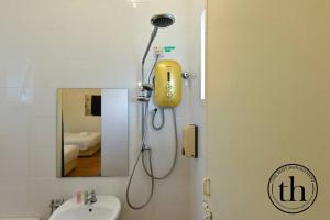 Ένα μπάνιο στο Warm House Alor Akar Linked House 6BR-15pax +51 φωτογραφίες