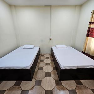Postel nebo postele na pokoji v ubytování Mahendra Hotel + 13 fotografií