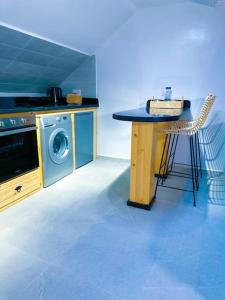 una stanza blu con un tavolo e una lavatrice di Appartement luxe Perle Des Montagnes Chechaouen a Chefchaouen