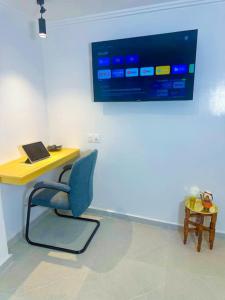 Camera dotata di scrivania con sedia e computer portatile. di Appartement luxe Perle Des Montagnes Chechaouen a Chefchaouen