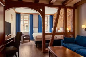Postel nebo postele na pokoji v ubytování Hôtel de l'Europe by HappyCulture