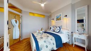 Una cama o camas en una habitación de Mumbles Cottage & Stunning Ocean Views - Sleeps 4