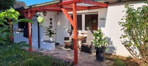 Κήπος έξω από το Bungalow an der Tanne mit überdachter Terrasse