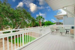 Balkón nebo terasa v ubytování Say YES To Spring! 4BR Home w private pool 2 min to Destin beaches