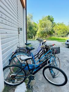 een groep fietsen geparkeerd naast een garage bij Casa Bixio in Sestri Levante
