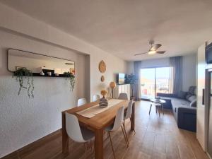 - un salon avec une table à manger et un canapé dans l'établissement Castle Harbour Ático Dúplex 3 Dormitorios 2 Baños Balcon vista mar, à Los Cristianos
