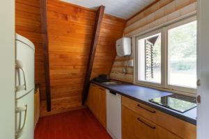Kuchyň nebo kuchyňský kout v ubytování Pet-Friendly - Planinska Vikendica Međurečje