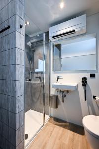 a bathroom with a shower and a sink at Roatel Hirschberg an der Bergstraße (A5) my-roatel-com in Hirschberg an der Bergstraße