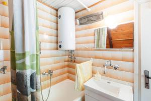Koupelna v ubytování Pet-Friendly - Planinska Vikendica Međurečje + 36 fotografií
