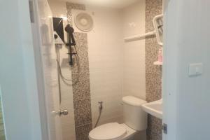 a small bathroom with a toilet and a shower at N&N HOUSE Laem Hin in Ban Laem Hin
